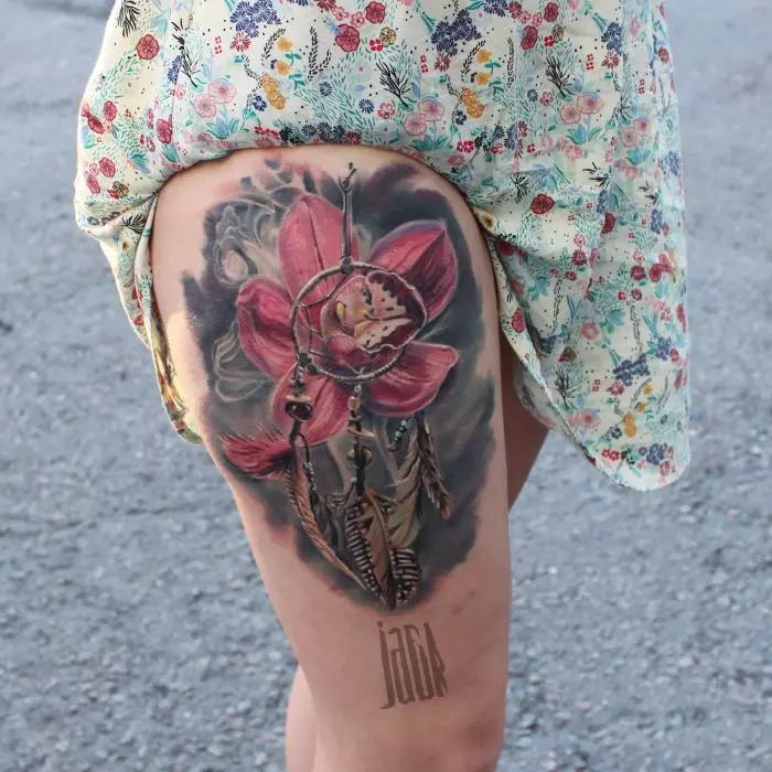 Tattoo ine orchids (57 photos): tattoo kukosha kwevasikana, sketch kuongorora. Tattoo paruoko uye gumbo, pane clavicle uye kumashure, pafudzi uye pane dzimwe nhengo dzemuviri 14034_56