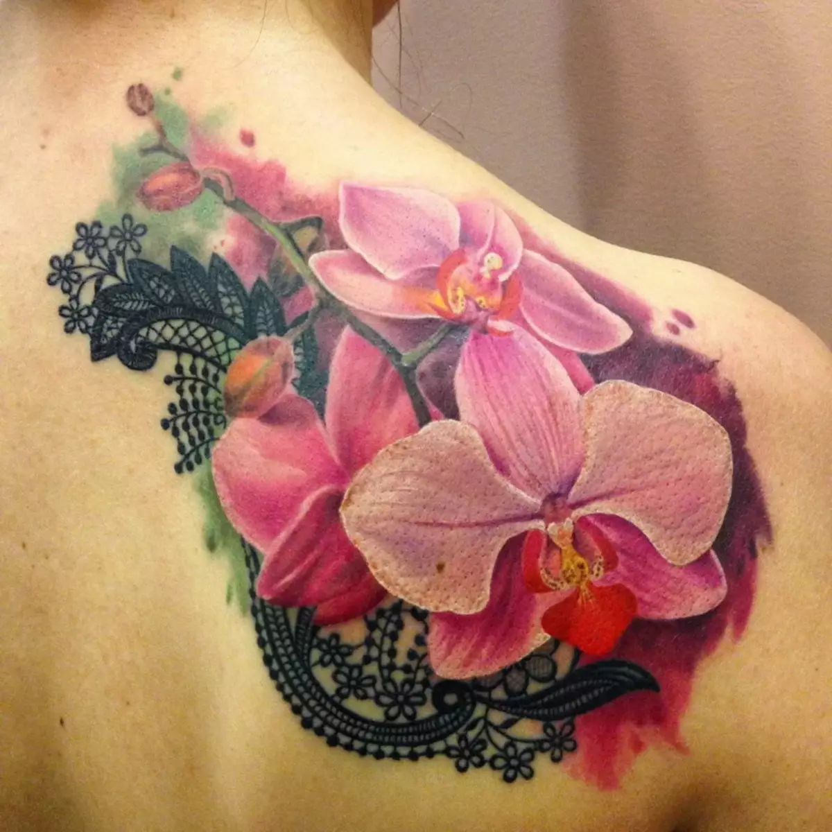 Tattoo ine orchids (57 photos): tattoo kukosha kwevasikana, sketch kuongorora. Tattoo paruoko uye gumbo, pane clavicle uye kumashure, pafudzi uye pane dzimwe nhengo dzemuviri 14034_8