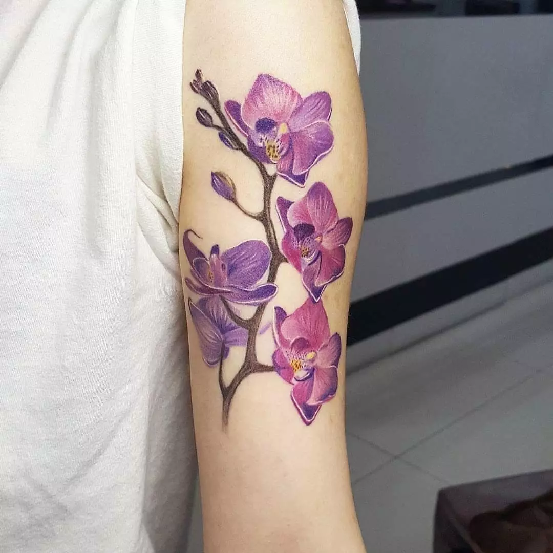 Tattoo z orhidejami (57 fotografij): tattoo vrednost za dekleta, skica pregled. Tattoo na roki in nogi, na ključnico in na hrbtu, na rami in na drugih delih telesa 14034_9