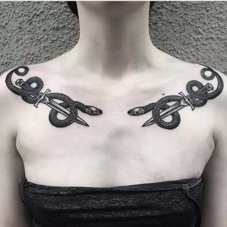女の子のためのタトゥー「ヘビ」（36枚の写真）：意味、女性のスケッチ手と足のスケッチ。腰と肋骨、背中と手首、鎖骨、首のタトゥー 14046_18