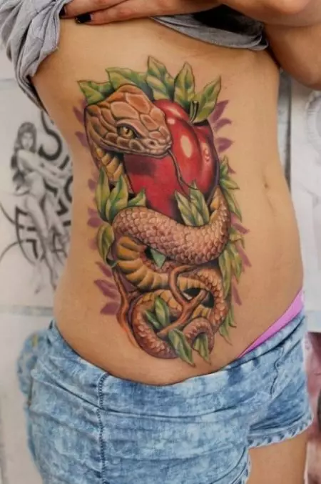 女孩紋身“蛇”（36張照片）：意思，手上和腿的女性草圖。臀部和肋骨，背部和手腕，鎖骨和頸部的紋身 14046_21