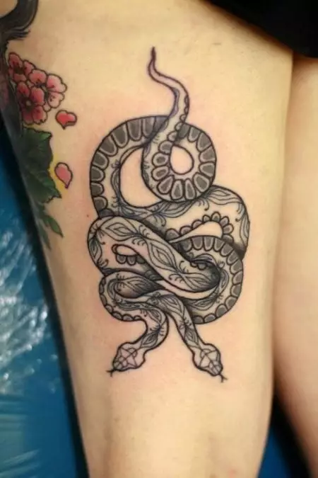 女孩纹身“蛇”（36张照片）：意思，手上和腿的女性草图。臀部和肋骨，背部和手腕，锁骨和颈部的纹身 14046_22