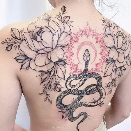 女孩紋身“蛇”（36張照片）：意思，手上和腿的女性草圖。臀部和肋骨，背部和手腕，鎖骨和頸部的紋身 14046_26
