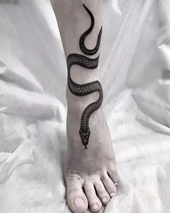 女の子のためのタトゥー「ヘビ」（36枚の写真）：意味、女性のスケッチ手と足のスケッチ。腰と肋骨、背中と手首、鎖骨、首のタトゥー 14046_4