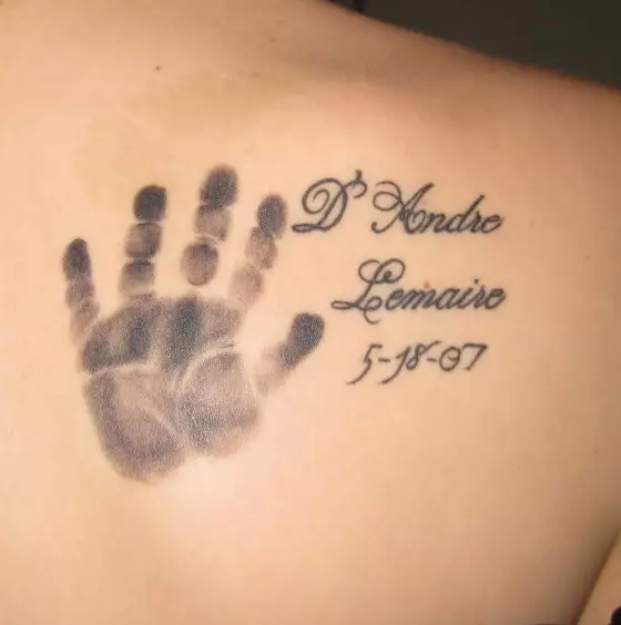 Tatouage avec noms (57 photos): tatouages ​​sur la main sur le poignet et au doigt, des croquis du tatouage nominal pour les filles et pour les hommes. Belle tatouage et autres options 14047_14