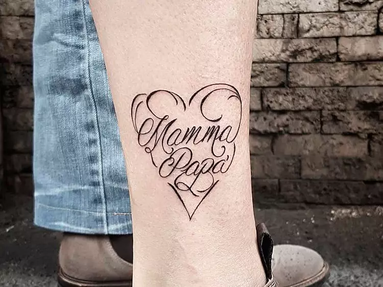 Tattoo sa imenima (57 slike): tetovaže na ruku na zglob i na prst, skice nominalne tetovaža za djevojčice i za muškarce. Lovely tetovaža i druge opcije 14047_17