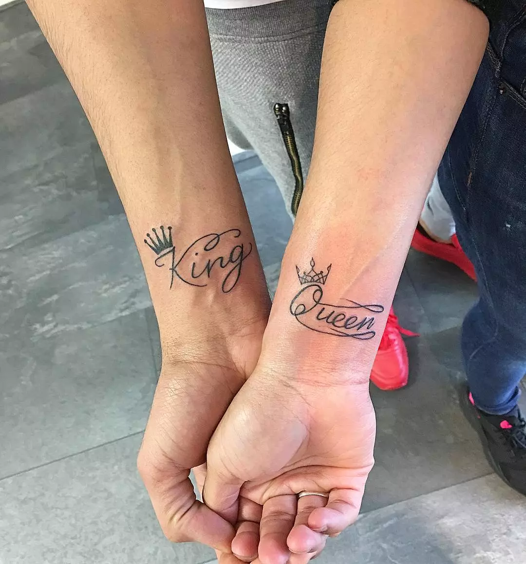 Tattoo sa imenima (57 slike): tetovaže na ruku na zglob i na prst, skice nominalne tetovaža za djevojčice i za muškarce. Lovely tetovaža i druge opcije 14047_18