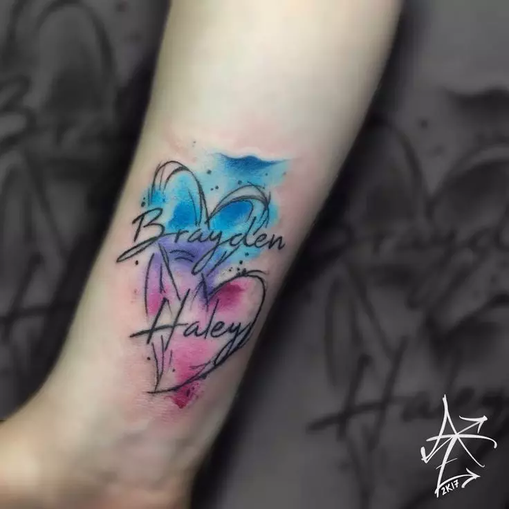Tattoo sa imenima (57 slike): tetovaže na ruku na zglob i na prst, skice nominalne tetovaža za djevojčice i za muškarce. Lovely tetovaža i druge opcije 14047_34