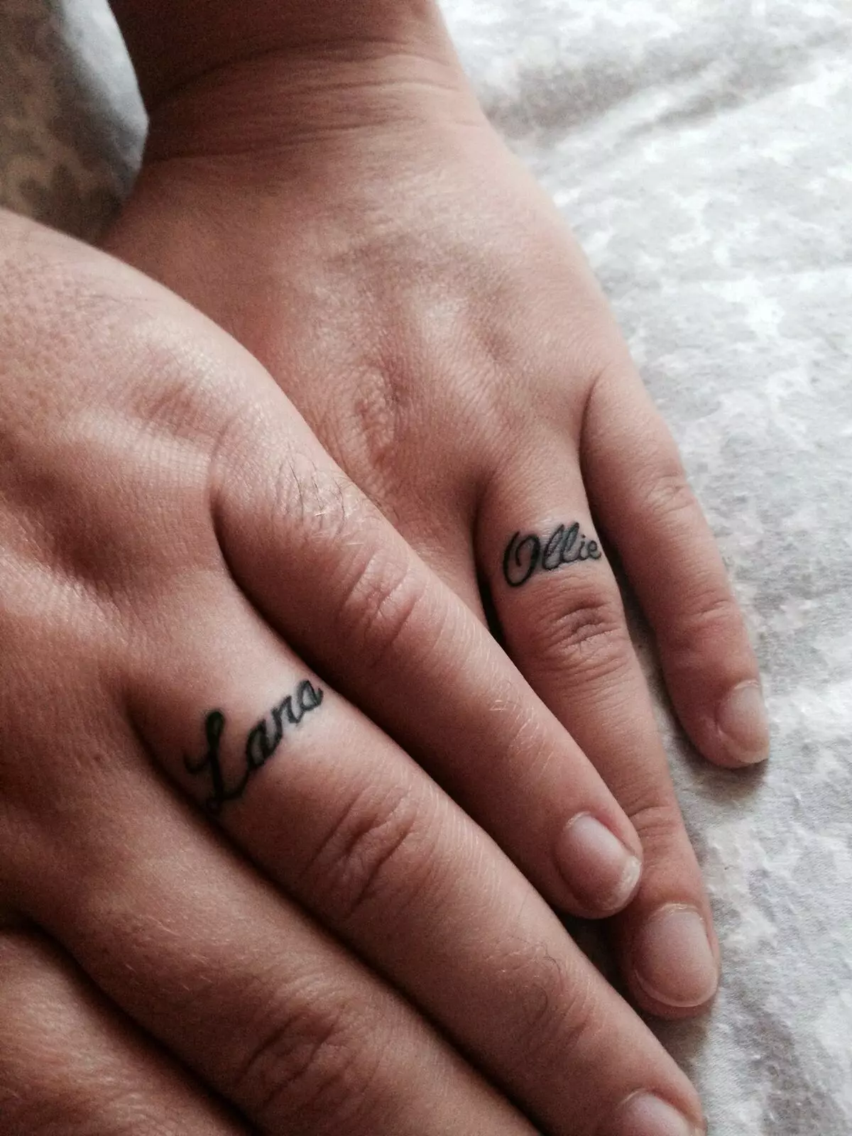 Tetovaža s imenima (57 fotografija): tetovaže na ruci na zapešću i na prstu, skice nominalne tetovaže za djevojčice i muškarce. Lijepa tetovaža i druge opcije 14047_41