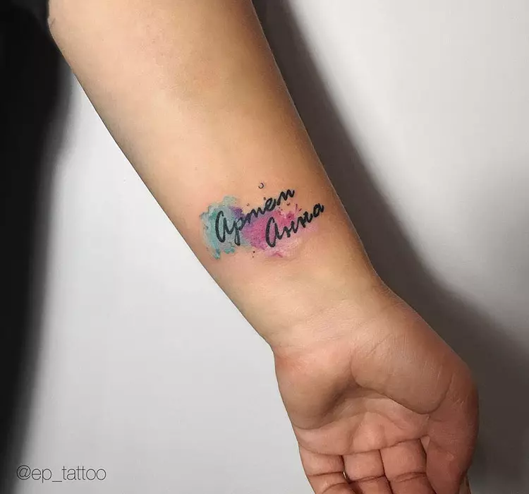 Tetovaža s imenima (57 fotografija): tetovaže na ruci na zapešću i na prstu, skice nominalne tetovaže za djevojčice i muškarce. Lijepa tetovaža i druge opcije 14047_42