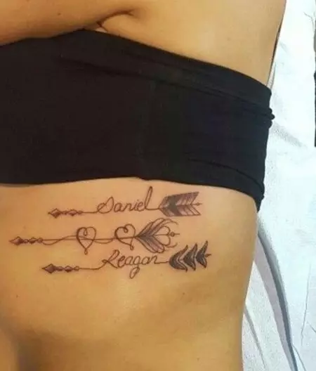 Tetovaža s imenima (57 fotografija): tetovaže na ruci na zapešću i na prstu, skice nominalne tetovaže za djevojčice i muškarce. Lijepa tetovaža i druge opcije 14047_47