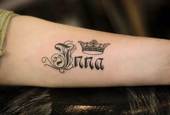 Tetovaža s imenima (57 fotografija): tetovaže na ruci na zapešću i na prstu, skice nominalne tetovaže za djevojčice i muškarce. Lijepa tetovaža i druge opcije 14047_52