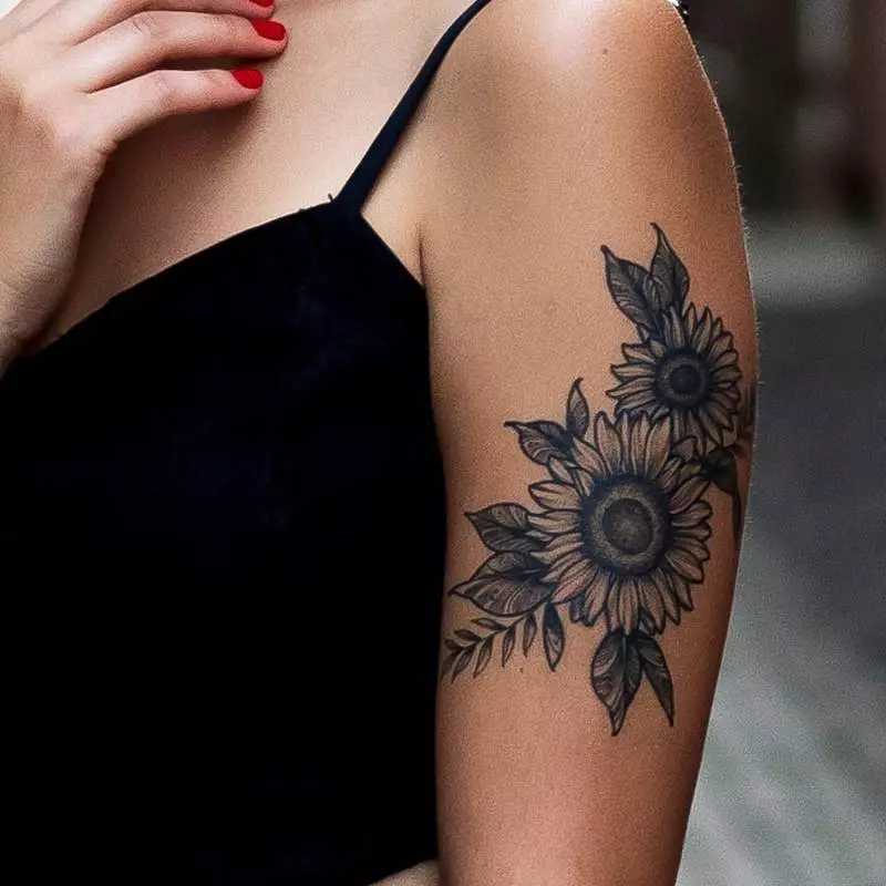Størrelser Tattoo: Små tatoveringer 5-10 og 15-20 cm mellemstørrelse og andet, vælg tatoveringen til hænderne og for underarmen. Sådan bestemmer du størrelsen? 14050_19