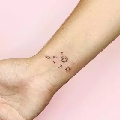 Størrelser Tattoo: Små tatoveringer 5-10 og 15-20 cm mellemstørrelse og andet, vælg tatoveringen til hænderne og for underarmen. Sådan bestemmer du størrelsen? 14050_6