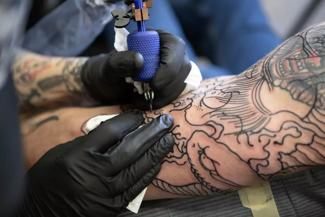 Големини Тетоважа: мали тетоважи 5-10 и 15-20 см со средна големина и други, одберете ја големината на тетоважата за раце и за подлактицата. Како да се одреди големината? 14050_7
