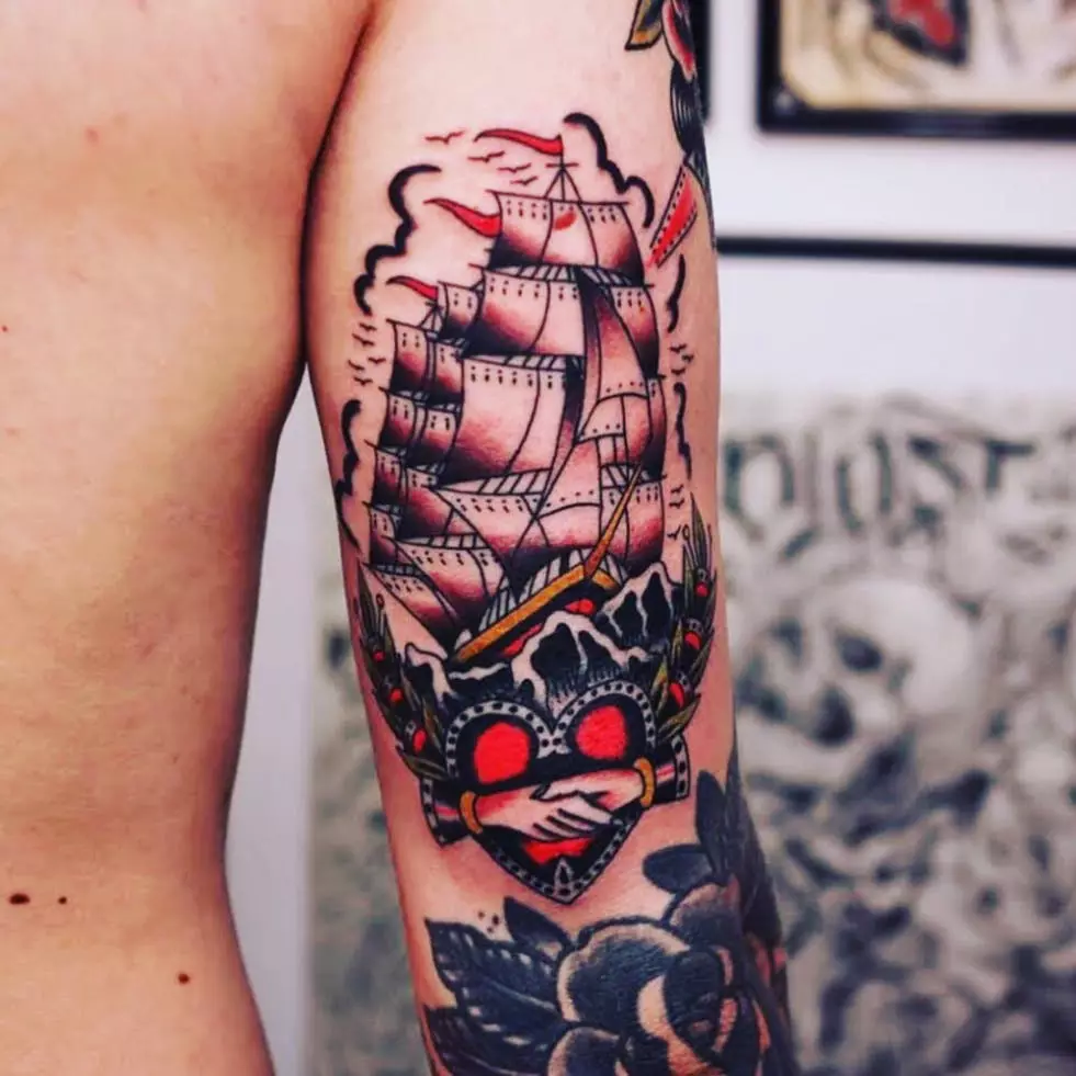 Deniz Tattoo: Erkekler ve kızlar için deniz temalı dövmelerin eskizleri. Değerleri. El, göğüs, bilek ve diğer yerlerde uygulama 14054_31