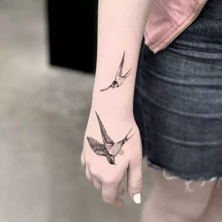 tattoo ທະເລ: sketches ຂອງ tattoos ມີຫົວຂໍ້ທະເລສໍາລັບຜູ້ຊາຍແລະເດັກຍິງ. ຄຸນຄ່າຂອງພວກມັນ. ການນໍາໃຊ້ໃນມື, ຫນ້າເອິກ, ຂໍ້ມືແລະສະຖານທີ່ອື່ນໆ 14054_37