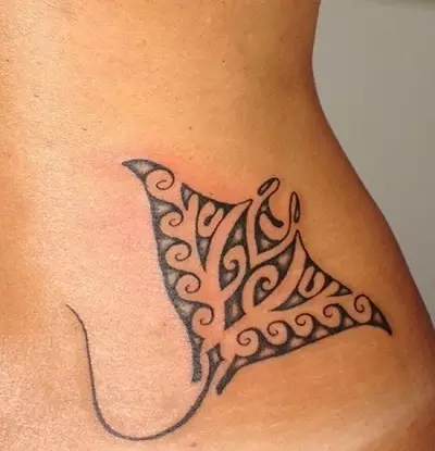 Море за тетоважа: скици на тетоважи со морска тема за мажи и девојки. Нивните вредности. Апликација на рака, градите, зглобот и други места 14054_41
