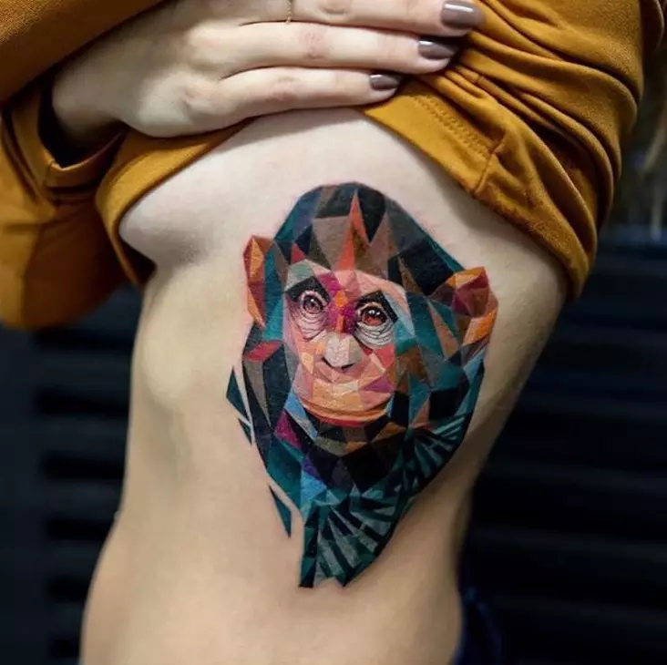 Een met ape: die waarde van tattoos, tatoo op die naeltjie en maag, op die hand en op die bors, voorbeelde van sketse, tatoo vir mans en vir vroue 14056_13