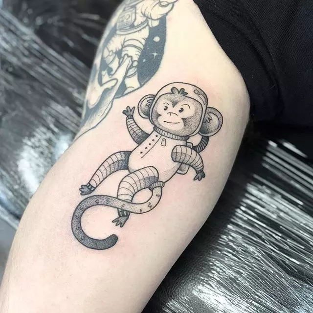 Een met ape: die waarde van tattoos, tatoo op die naeltjie en maag, op die hand en op die bors, voorbeelde van sketse, tatoo vir mans en vir vroue 14056_16