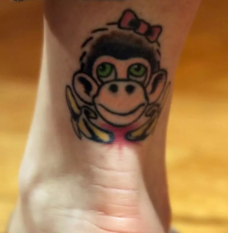 Tattoo me majmunët: Vlera e tatuazheve, tatuazh në kërthizë dhe bark, në dorë dhe në gjoks, shembuj të skicave, tatuazh për burrat dhe për gratë 14056_45