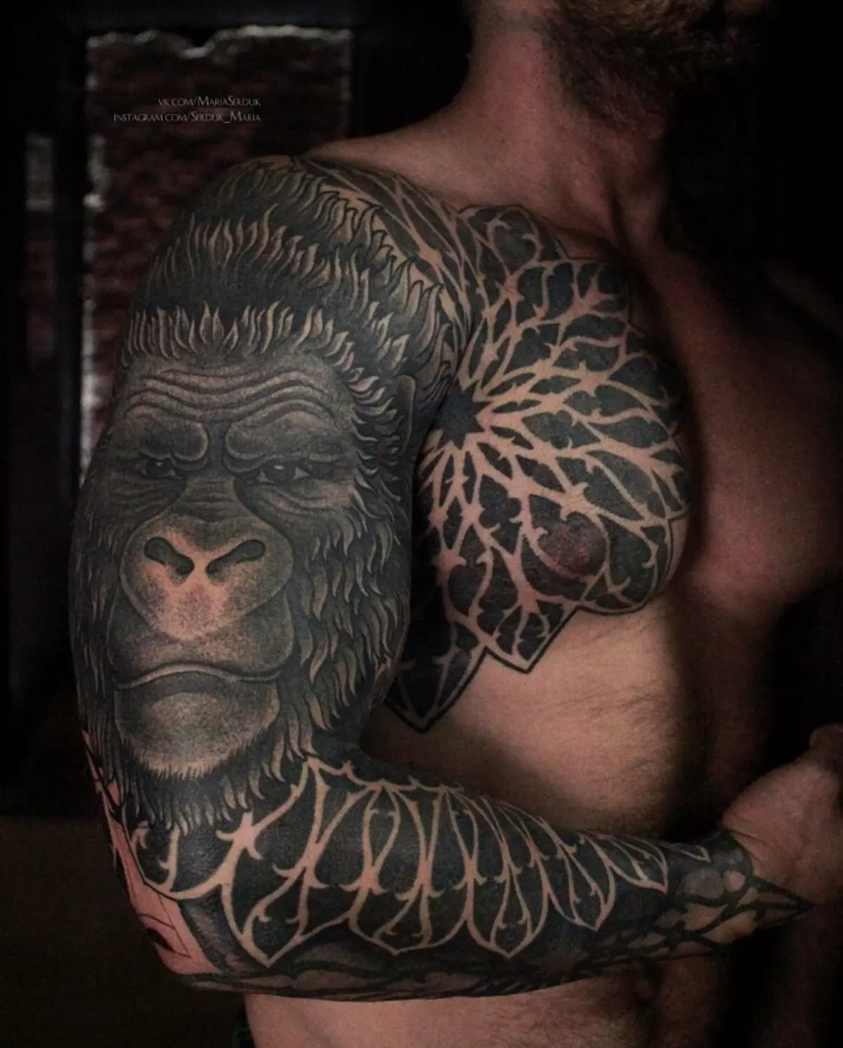 Een met ape: die waarde van tattoos, tatoo op die naeltjie en maag, op die hand en op die bors, voorbeelde van sketse, tatoo vir mans en vir vroue 14056_8