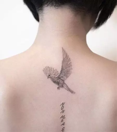 紋身“自由”：紋身的象徵和自由的跡象。草圖，象徵著女孩和男人的獨立，在脖子和身體的其他部分 14058_30