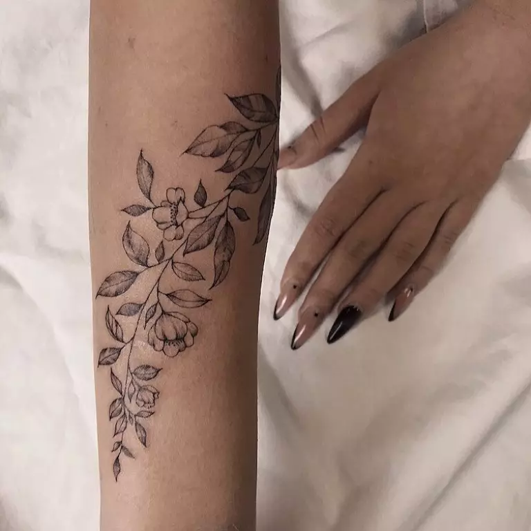 Tatuaż z gałęziami: szkice, tatuaż pod ręką i na obojczycy, na nodze i na nadgarstku, ich znaczenie dla dziewcząt i mężczyzn. Gałęzie z liśćmi i innymi opcjami 14061_11