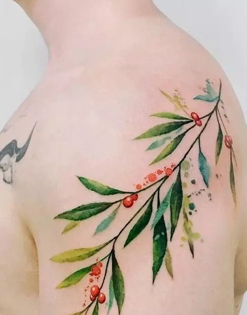 Tatuaż z gałęziami: szkice, tatuaż pod ręką i na obojczycy, na nodze i na nadgarstku, ich znaczenie dla dziewcząt i mężczyzn. Gałęzie z liśćmi i innymi opcjami 14061_15