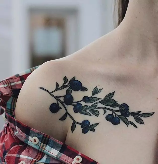 Tattoo con ramas: bocetos, tatuaxe na man e na clavícula, na perna e no pulso, o seu significado para as nenas e para os homes. Ramas con follas e outras opcións 14061_16