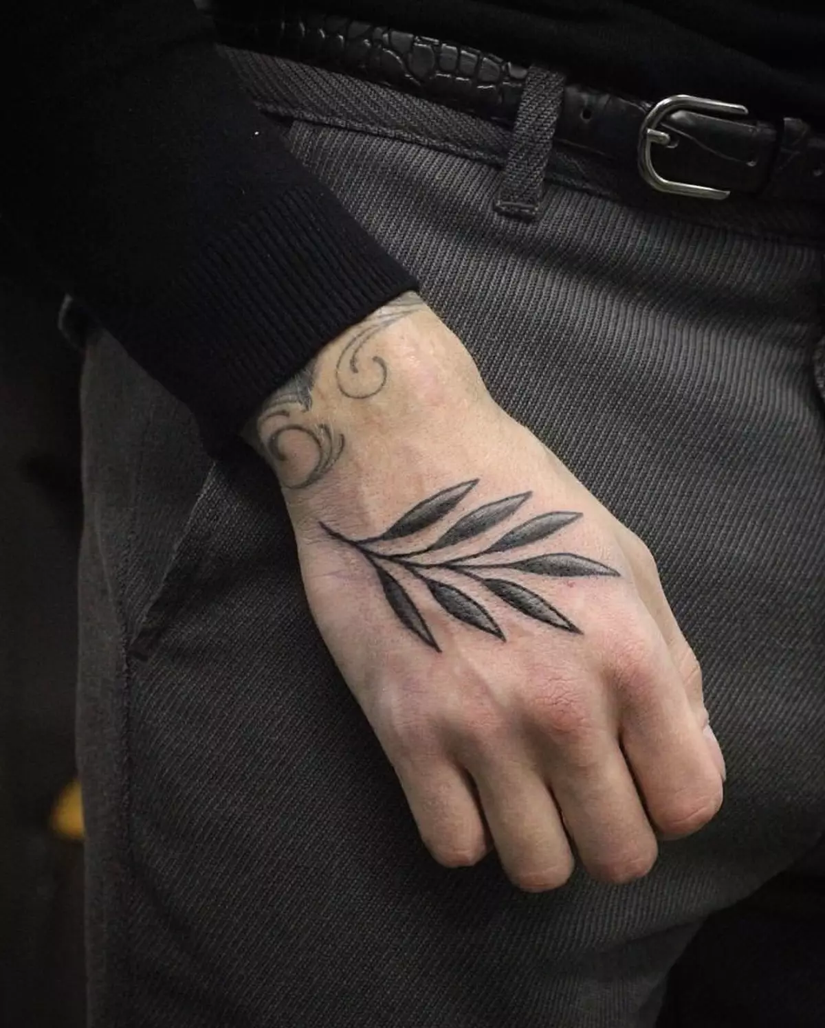 Tatuaj cu ramuri: schițe, tatuaj la îndemână și pe clavicule, pe picior și pe încheietura mâinii, sensul lor pentru fete și pentru bărbați. Ramuri cu frunze și alte opțiuni 14061_2