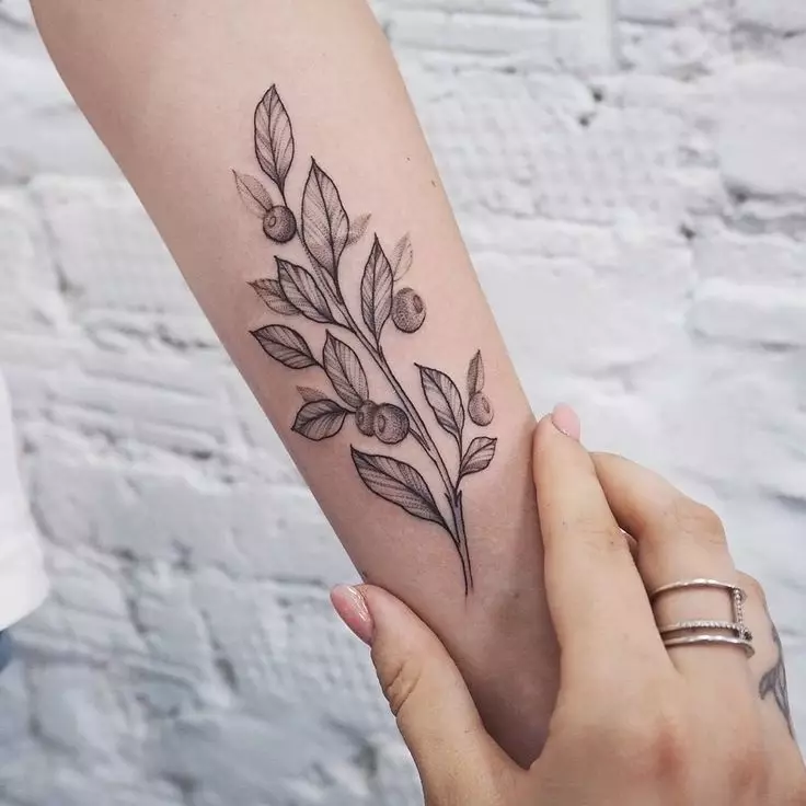 Tattoo sa grane: skice, tetovažu na ruci i na ključne kosti, na nozi i na zglobu, njihovo značenje za djevojčice i za muškarce. Grane sa lišćem i druge opcije 14061_20