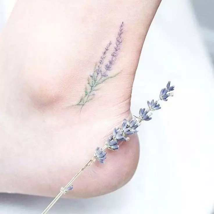 Tatuaż z gałęziami: szkice, tatuaż pod ręką i na obojczycy, na nodze i na nadgarstku, ich znaczenie dla dziewcząt i mężczyzn. Gałęzie z liśćmi i innymi opcjami 14061_24