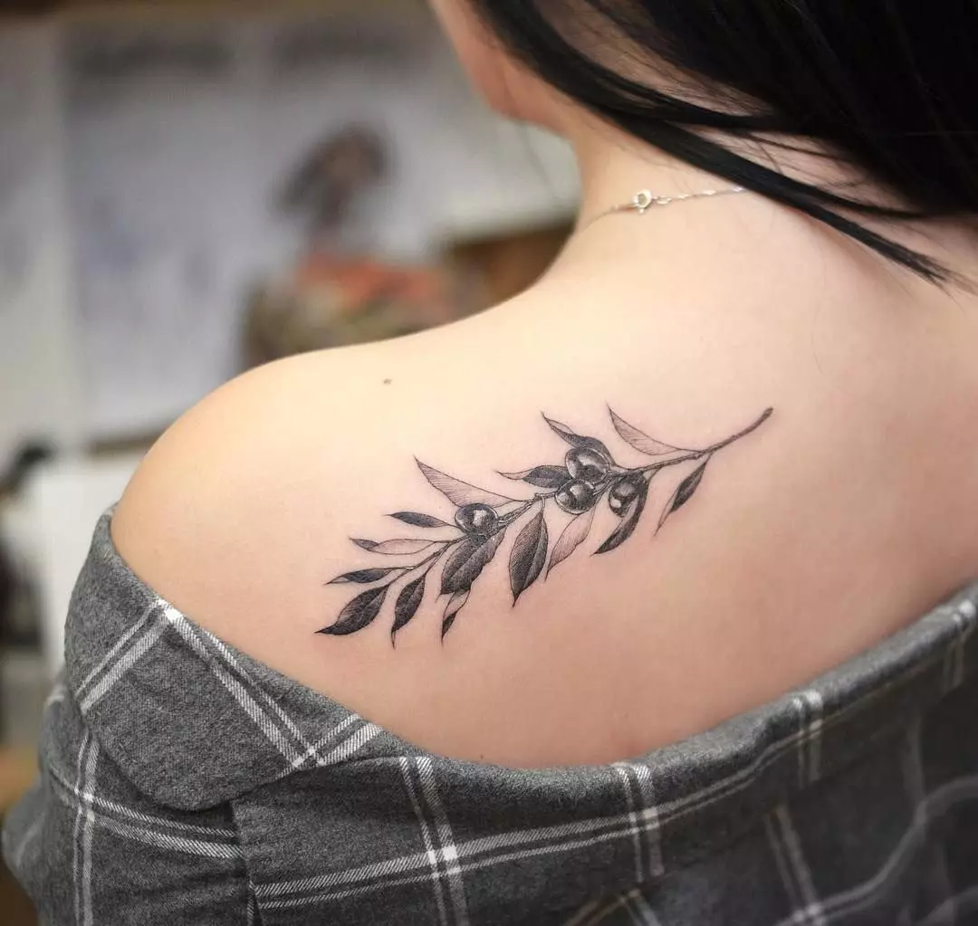 Tattoo sa grane: skice, tetovažu na ruci i na ključne kosti, na nozi i na zglobu, njihovo značenje za djevojčice i za muškarce. Grane sa lišćem i druge opcije 14061_30