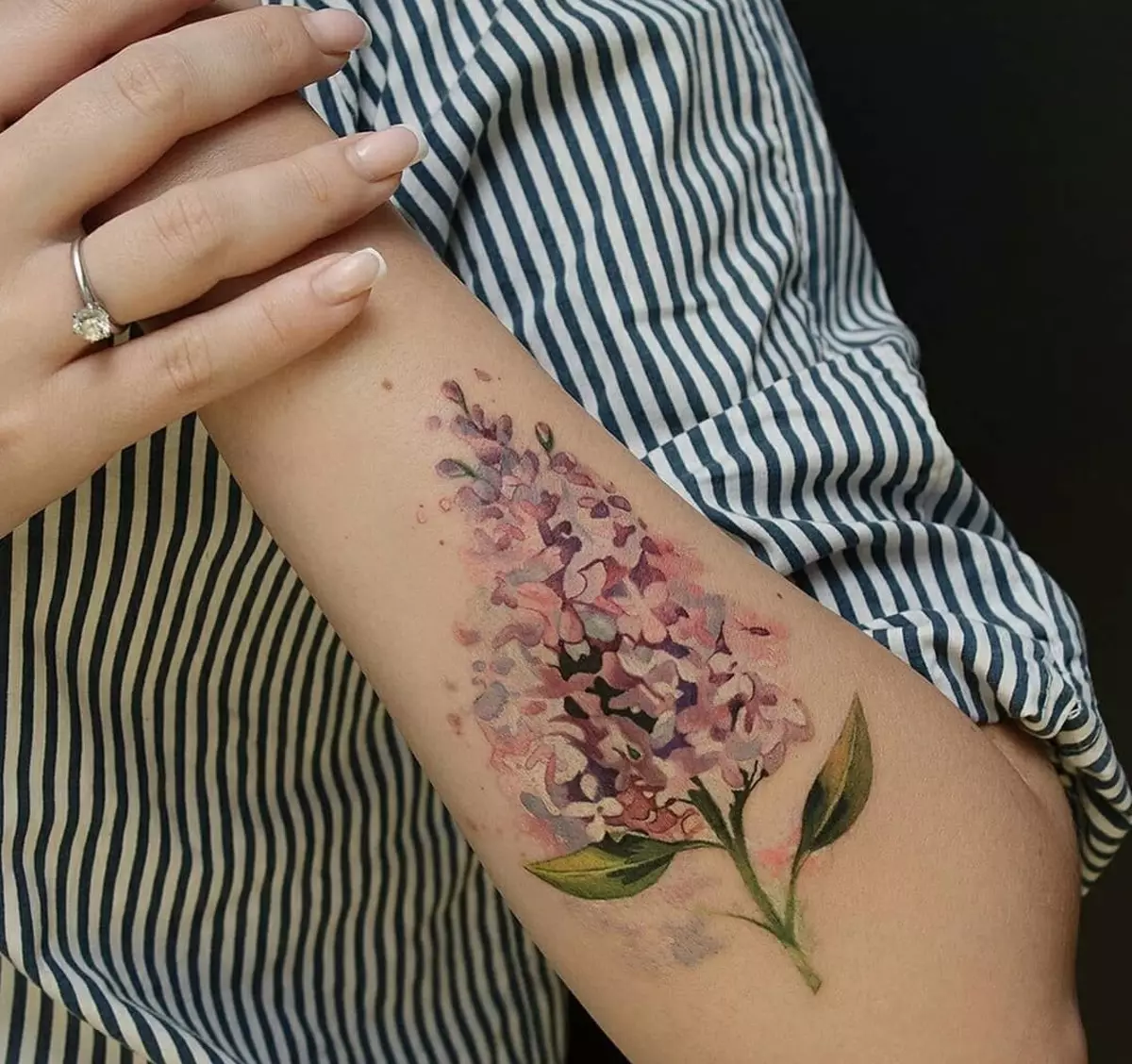 Tatuatge amb branques: esbossos, tatuatge a la mà i a la clavícula, a la cama i al canell, el seu significat per a les nenes i pels homes. Branques amb fulles i altres opcions 14061_34