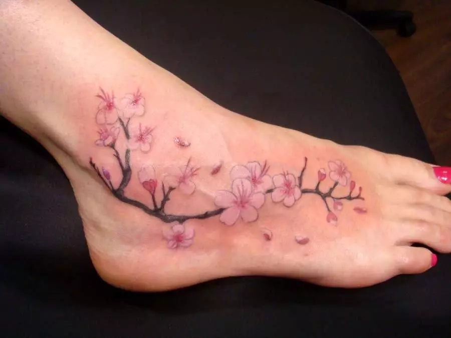 Tatuaż z gałęziami: szkice, tatuaż pod ręką i na obojczycy, na nodze i na nadgarstku, ich znaczenie dla dziewcząt i mężczyzn. Gałęzie z liśćmi i innymi opcjami 14061_39
