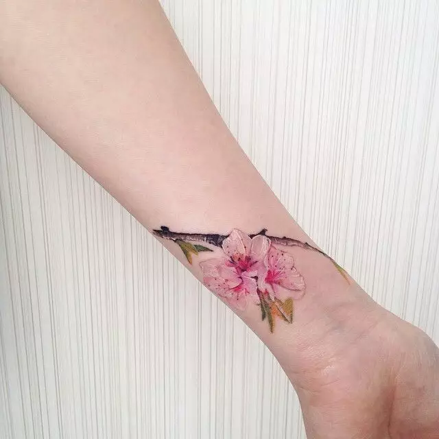 Tatuatge amb branques: esbossos, tatuatge a la mà i a la clavícula, a la cama i al canell, el seu significat per a les nenes i pels homes. Branques amb fulles i altres opcions 14061_41