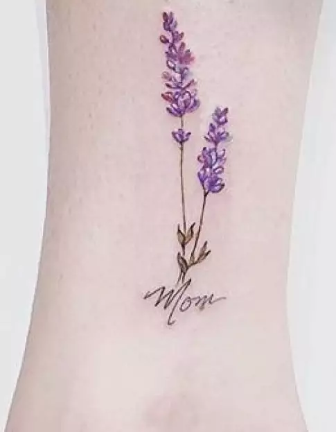 Tatuaggio con rami: schizzi, tatuaggio a portata di mano e sulla clavicola, sulla gamba e sul polso, il loro significato per le ragazze e per gli uomini. Rami con foglie e altre opzioni 14061_49