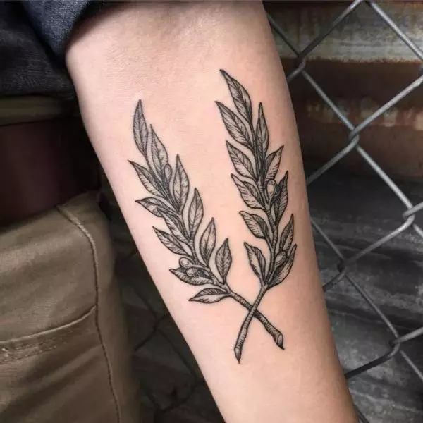 Tatuatge amb branques: esbossos, tatuatge a la mà i a la clavícula, a la cama i al canell, el seu significat per a les nenes i pels homes. Branques amb fulles i altres opcions 14061_6
