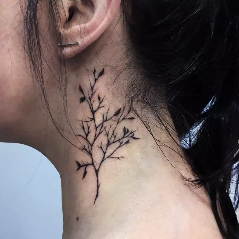 Tattoo con ramas: bocetos, tatuaxe na man e na clavícula, na perna e no pulso, o seu significado para as nenas e para os homes. Ramas con follas e outras opcións 14061_62