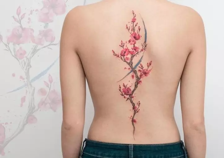 Tatuaje con ramas: bocetos, tatuaje a mano y en la clavícula, en la pierna y en la muñeca, su significado para las niñas y para los hombres. Ramas con hojas y otras opciones. 14061_64