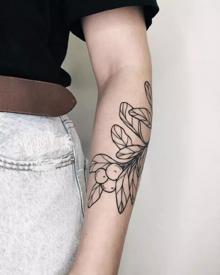 Tattoo ar filiālēm: skices, tetovējums uz rokas un uz klaviera, uz kājas un uz rokas, to nozīmi meitenēm un vīriešiem. Nozares ar lapām un citām iespējām 14061_69