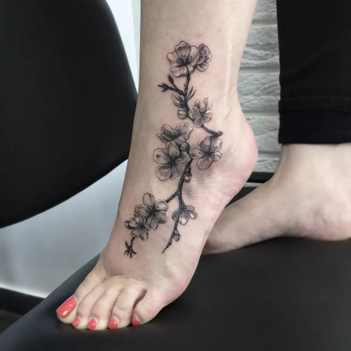 Tattoo me degë: skica, tatuazh në dorë dhe në klavikul, në këmbë dhe në dore, kuptimin e tyre për vajzat dhe për burrat. Degët me gjethe dhe opsione të tjera 14061_71