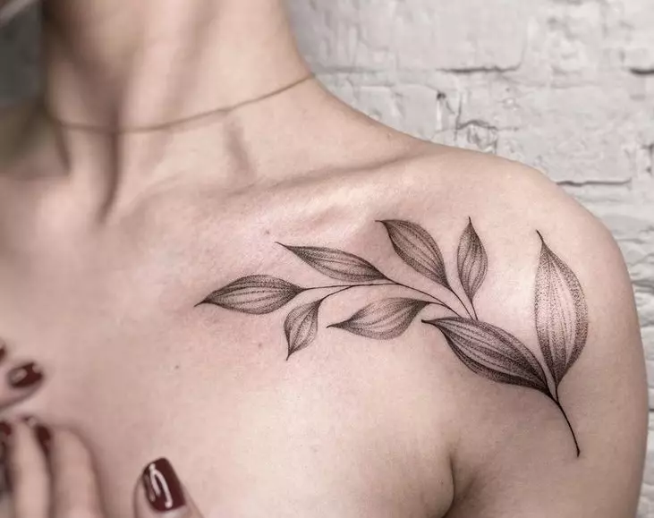 Tatuaż z gałęziami: szkice, tatuaż pod ręką i na obojczycy, na nodze i na nadgarstku, ich znaczenie dla dziewcząt i mężczyzn. Gałęzie z liśćmi i innymi opcjami 14061_73