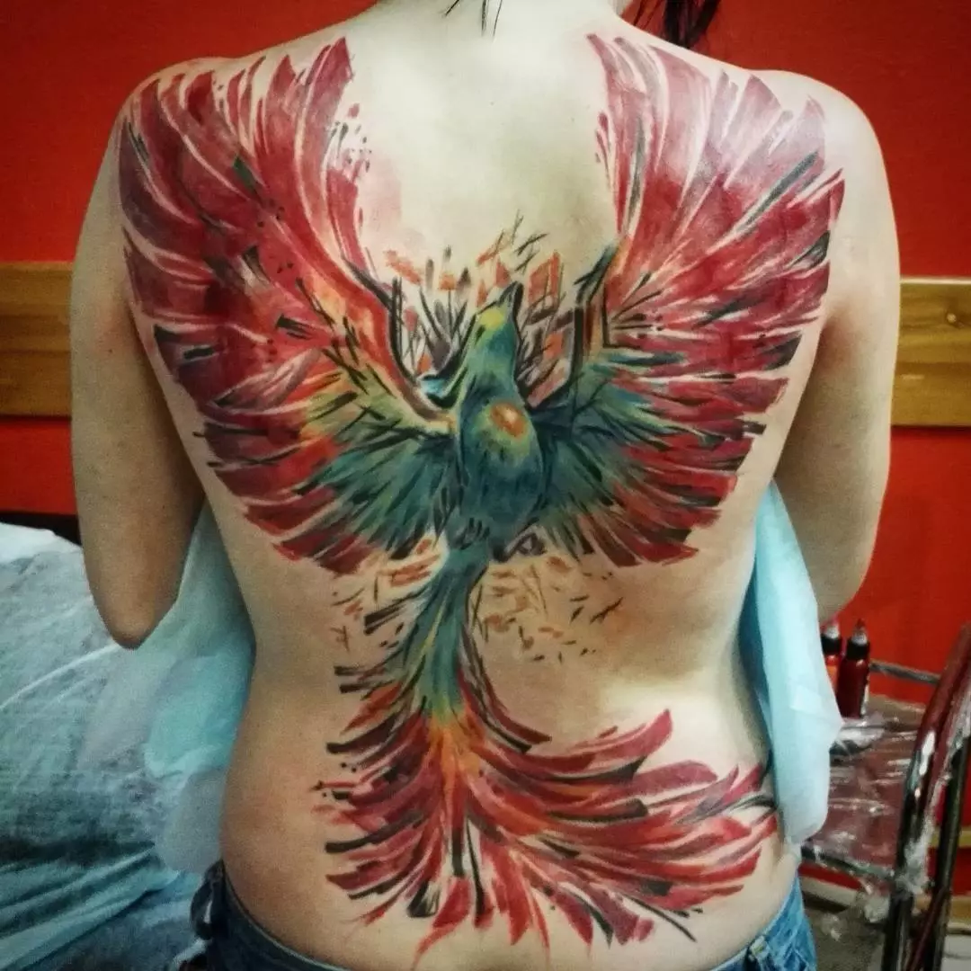 Tatuaj „Pasarea de foc“: valoare, schite de tatuaje pentru fete și bărbați. Tatuaj pe stomac, pe o parte, șold sau în altă parte 14069_13