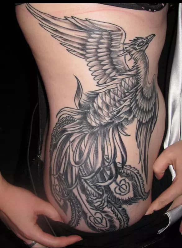Татуировкасы «Firebird»: Қыздар мен еркектерге арналған татуировкалардың мәні, эскиздері. Асқазандағы татуировкасы, қолында, жамбас немесе басқа жерде 14069_19