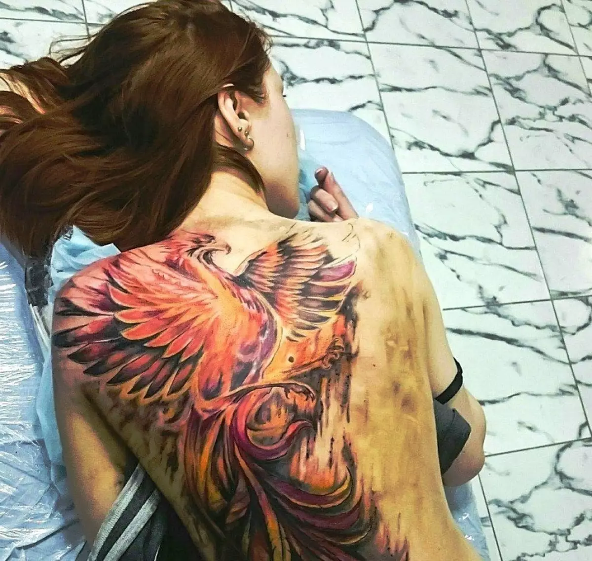 Tatuaj „Pasarea de foc“: valoare, schite de tatuaje pentru fete și bărbați. Tatuaj pe stomac, pe o parte, șold sau în altă parte 14069_26