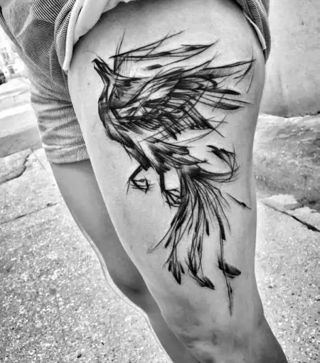 Татуировкасы «Firebird»: Қыздар мен еркектерге арналған татуировкалардың мәні, эскиздері. Асқазандағы татуировкасы, қолында, жамбас немесе басқа жерде 14069_34