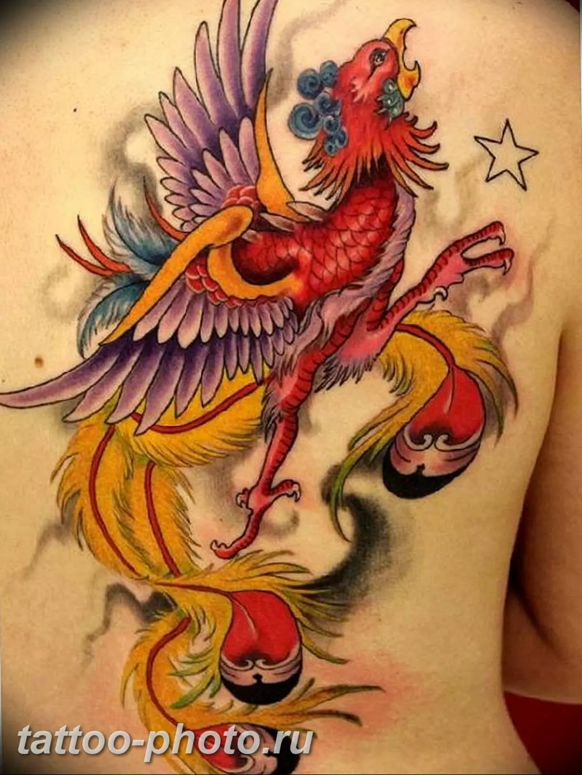 Татуировкасы «Firebird»: Қыздар мен еркектерге арналған татуировкалардың мәні, эскиздері. Асқазандағы татуировкасы, қолында, жамбас немесе басқа жерде 14069_36