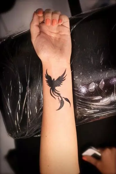 Татуировкасы «Firebird»: Қыздар мен еркектерге арналған татуировкалардың мәні, эскиздері. Асқазандағы татуировкасы, қолында, жамбас немесе басқа жерде 14069_44